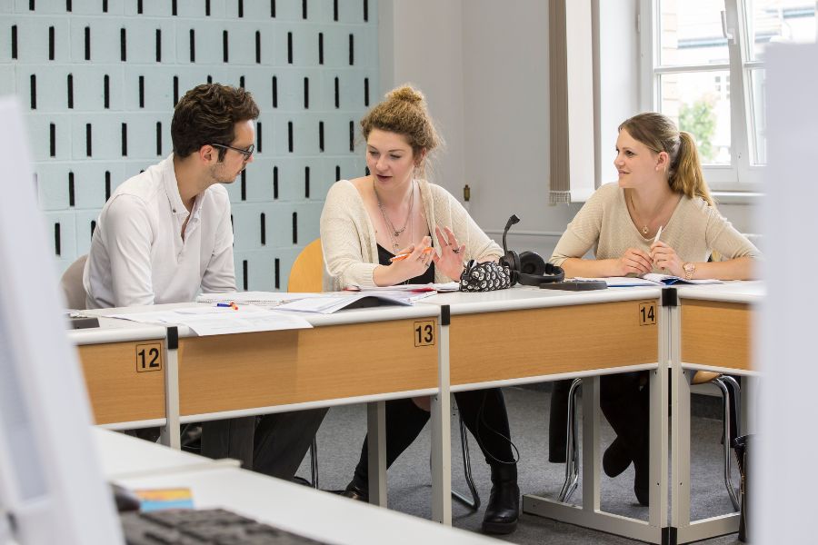 Studierende lernen im Sprachenzentrum der Viadrina