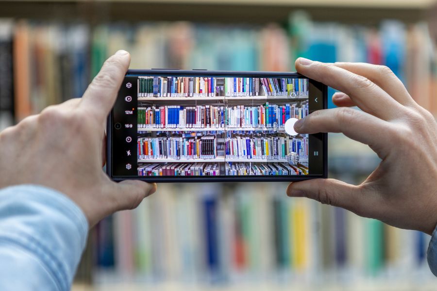 Bibliothek, Bild der Bücher vom Handy