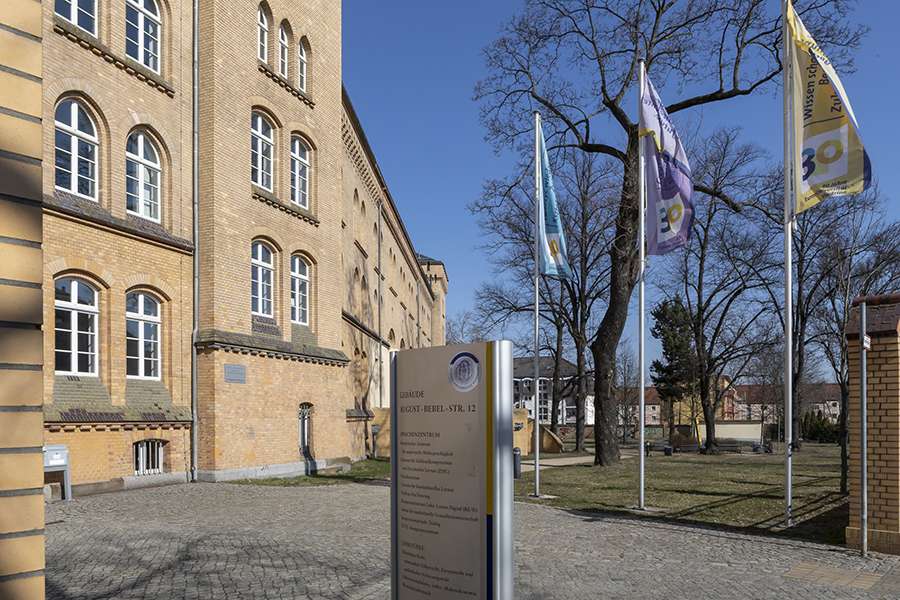 Uni-Gebäude in der August-Bebel-Str.