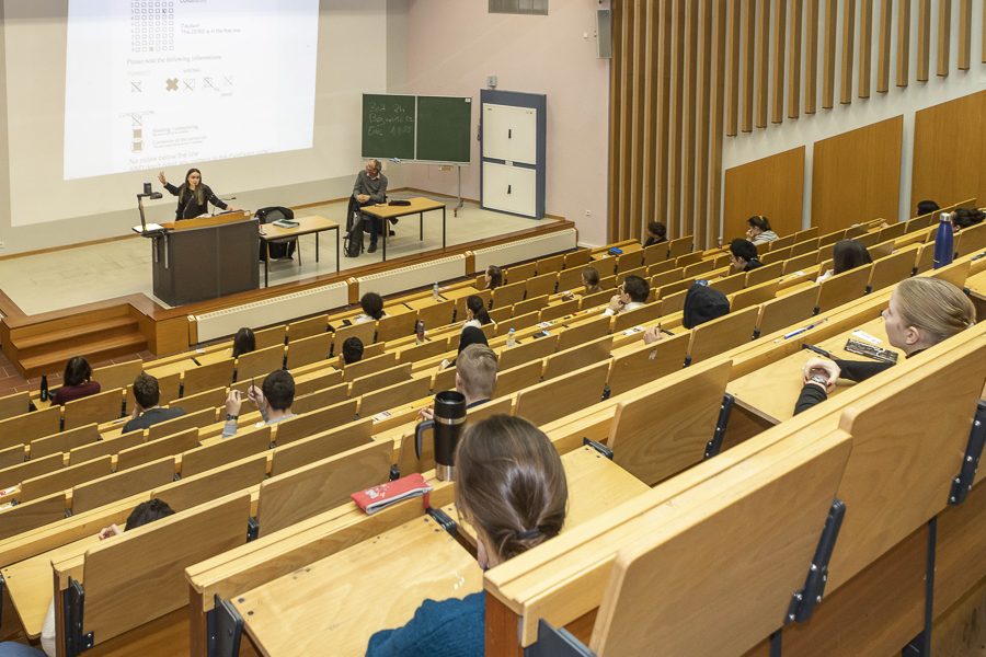 Studierende sitzen in den Reihen eines Viadrina-Hörsaals