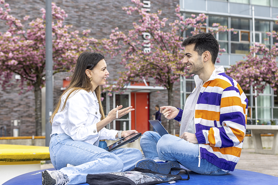 Studierende auf dem Viadrina-Campus